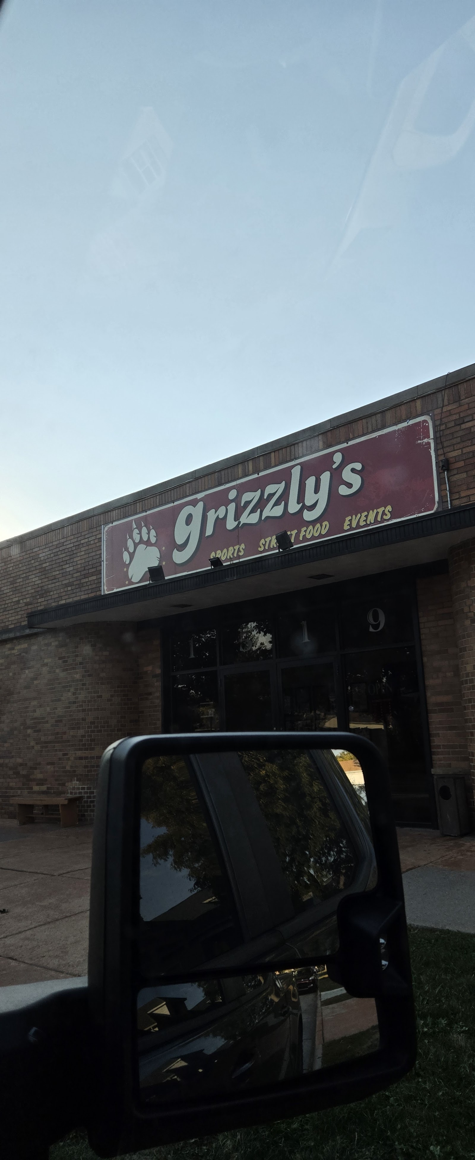 Grizzly's Bar & Grill in Wyandotte